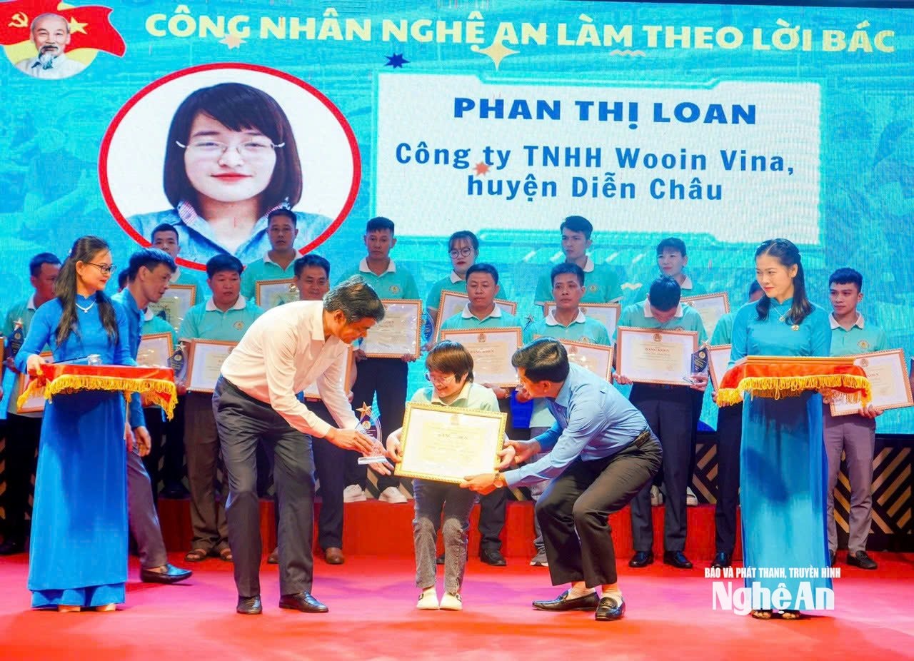 Đại diện lãnh đạo Tỉnh ủy và Liên đoàn Lao động tỉnh Nghệ An trao bằng khen cho chị Phan Thị Loan - công nhân tiêu biểu làm theo lời Bác năm 2024.