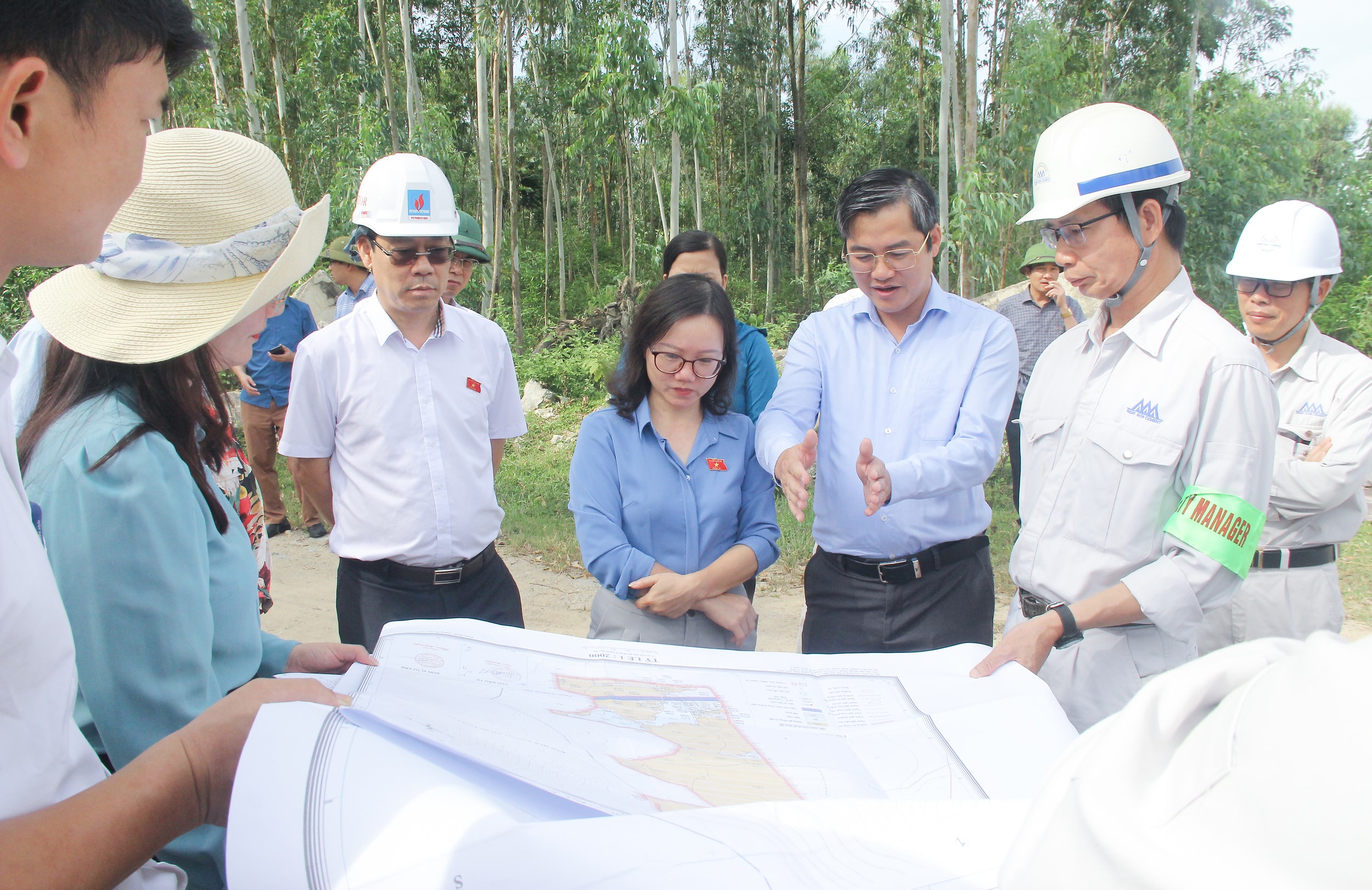 Đo&agrave;n đại biểu Quốc hội tỉnh khảo s&aacute;t tại Dự &aacute;n Khai th&aacute;c mỏ c&aacute;t Silic, tại x&atilde; Quỳnh Lộc, thị x&atilde; Ho&agrave;ng Mai. Ảnh Mai Hoa