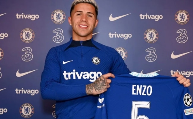 Enzo Fernandez là biểu tượng cho chính sách chi tiêu mạnh tay nhưng gây áp lực tài chính của Chelsea.