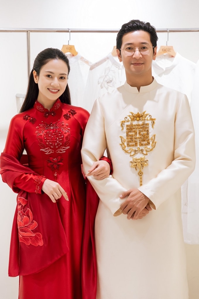 Diễn viên Việt Hoa và Trọng Trí rạng rỡ trong trang phục áo dài cưới truyền thống chuẩn bị cho hôn lễ.