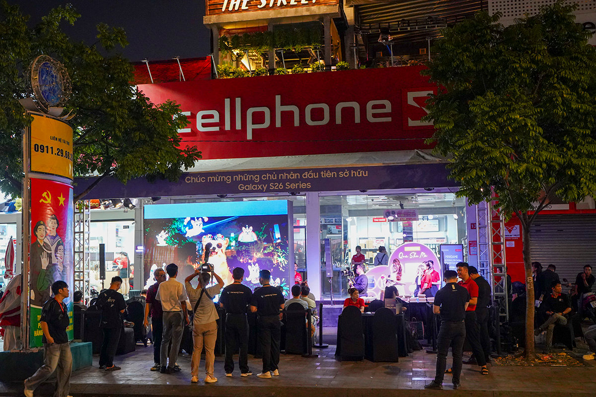 Khách hàng xếp hàng nhận Galaxy S26 Series tại cửa hàng CellphoneS