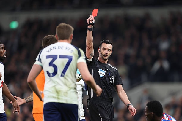 Van de Ven liên tục gây thất vọng trong màu áo Tottenham Hotspur.
