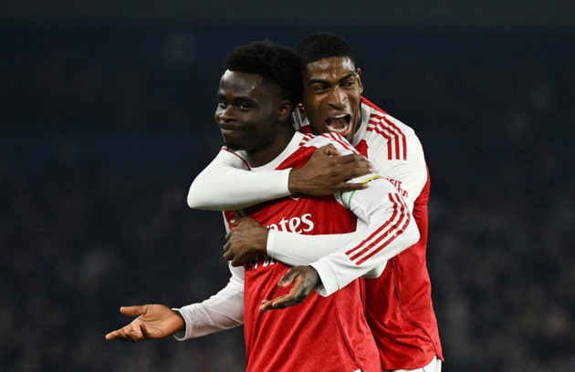 Arsenal sử dụng nhiều tiểu xảo để bảo toàn lợi thế.