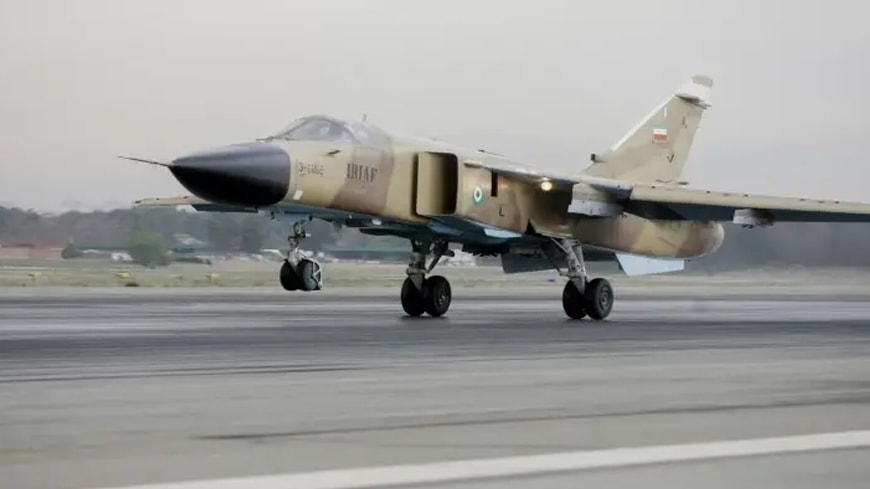Máy bay ném bom chiến thuật Su-24 của Iran trên không trung