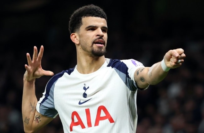 Dominic Solanke ghi bàn thắng mở tỷ số cho Tottenham Hotspur.