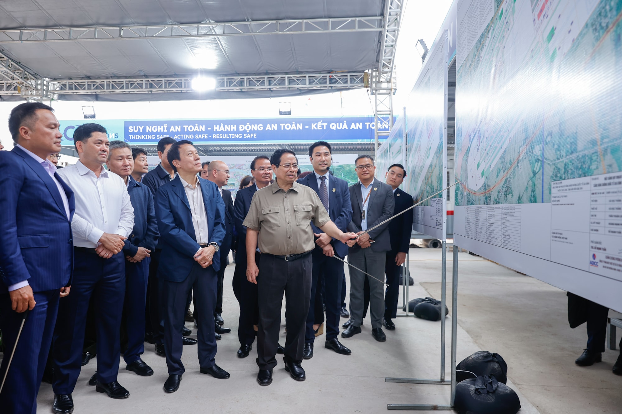 Thủ tướng: Phát triển kinh tế hàng không, khu thương mại tự do thế hệ mới tại sân bay Gia Bình- Ảnh 9. Thủ tướng: Phát triển kinh tế hàng không, khu thương mại tự do thế hệ mới tại sân bay Gia Bình- Ảnh 9.
