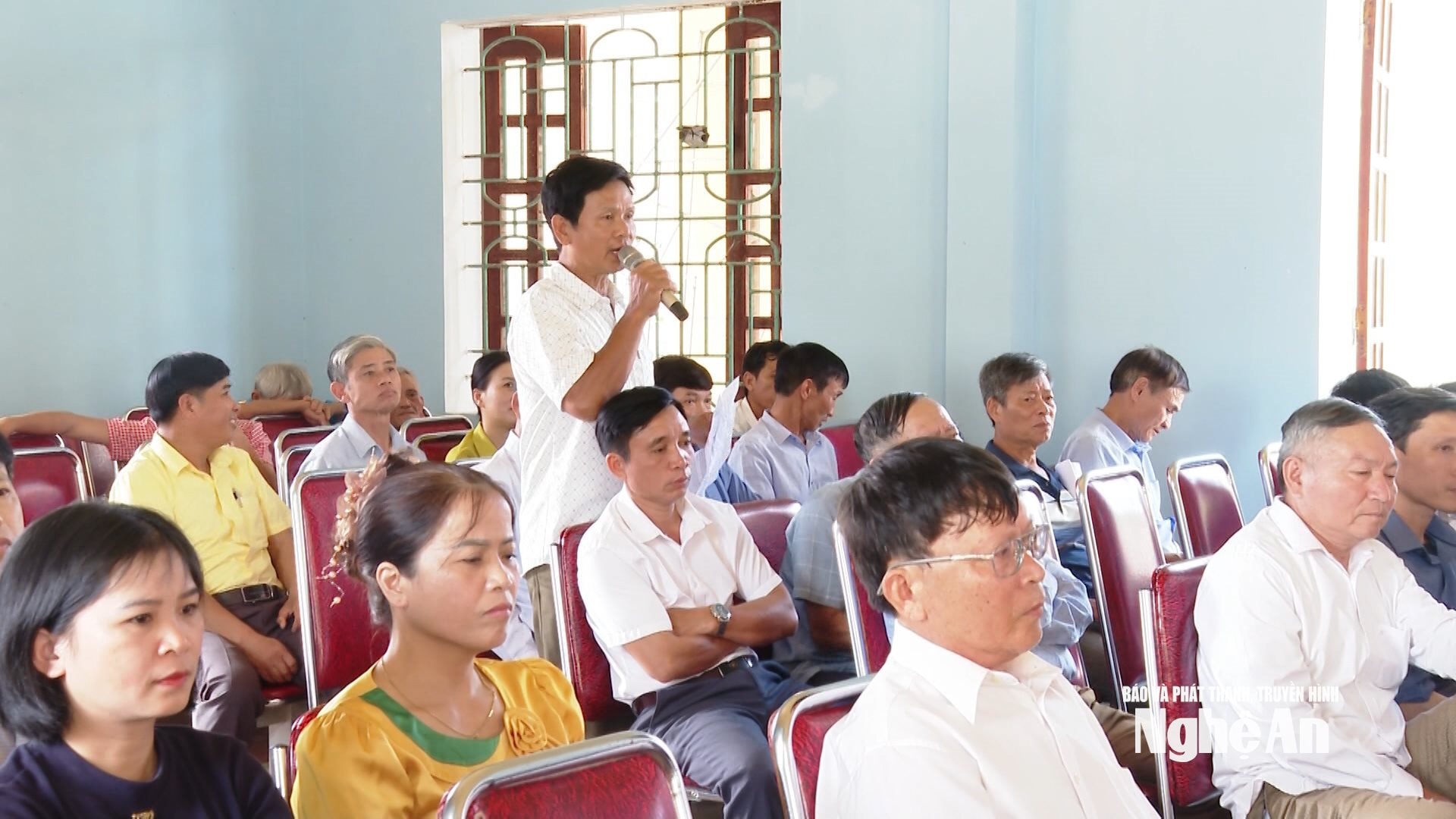 Cử tri n&ecirc;u &yacute; kiến, kiến nghị tại Hội nghị tiếp x&uacute;c cử tri, vận động bầu cử. Ảnh: M.H