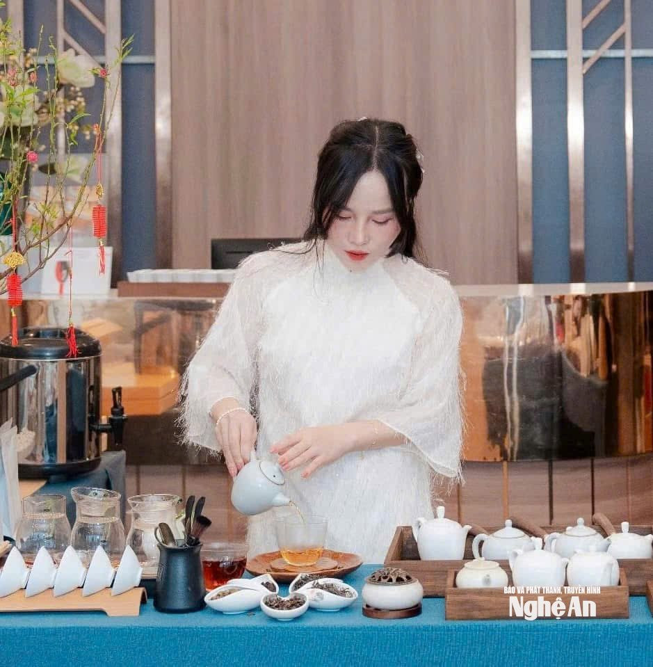 Không chỉ làm trà, Lê Thảo My quan tâm đến văn hoá thưởng trà. Ảnh NVCC3