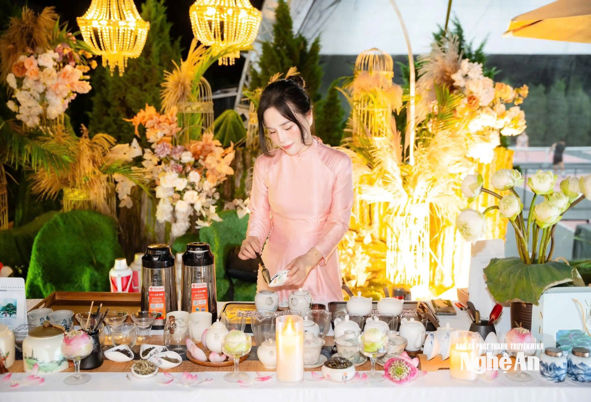 Không chỉ làm trà, Lê Thảo My quan tâm đến văn hoá thưởng trà. Ảnh NVCC4