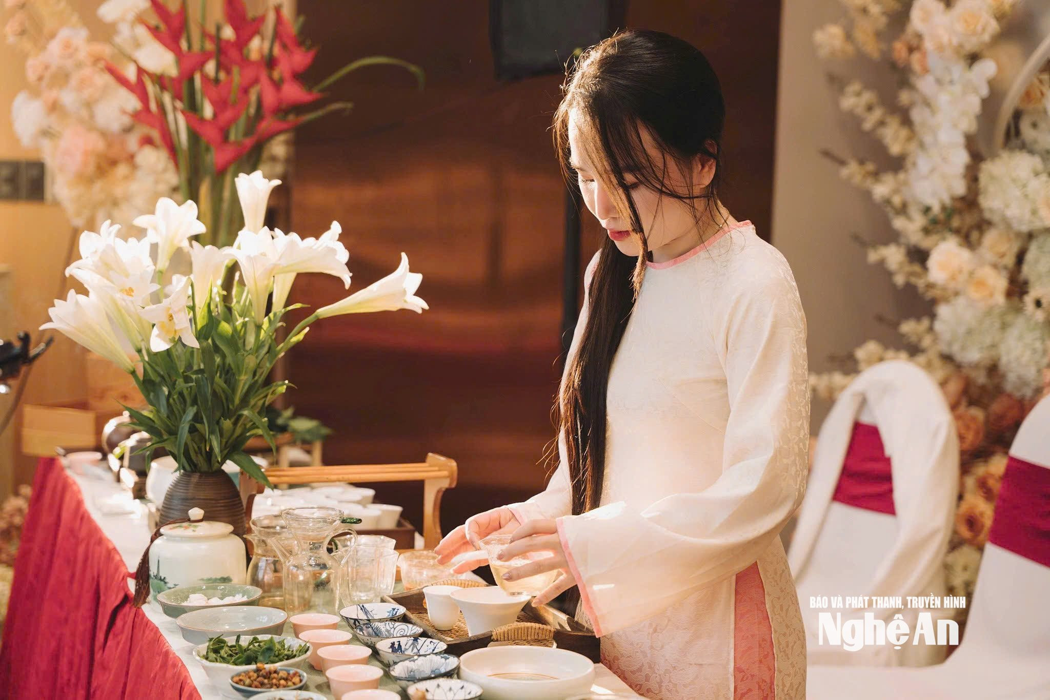 Không chỉ làm trà, Lê Thảo My quan tâm đến văn hoá thưởng trà. Ảnh NVCC5