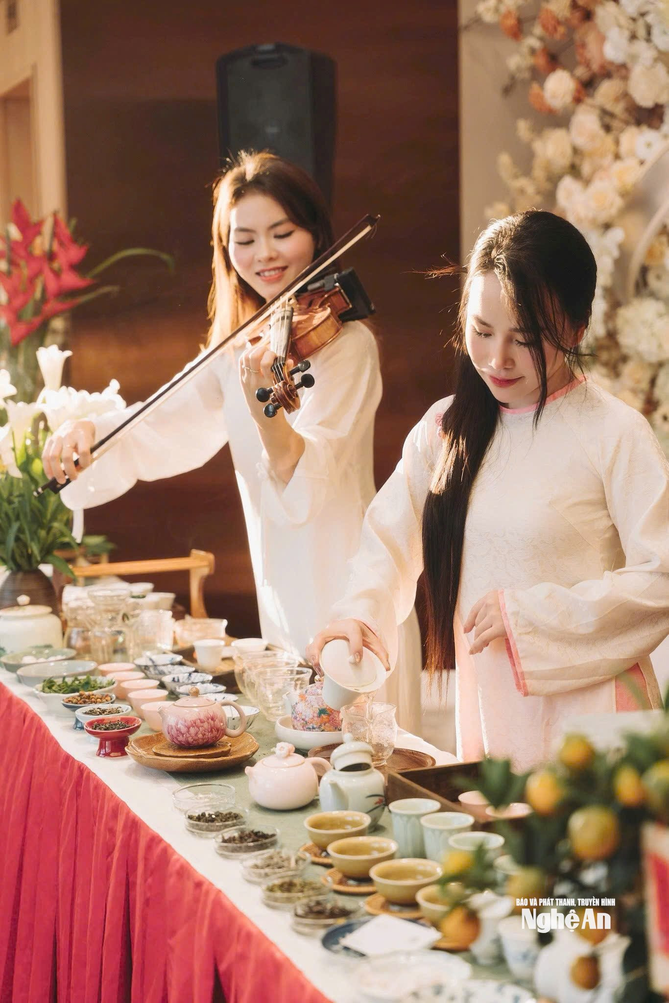 Không chỉ làm trà, Lê Thảo My quan tâm đến văn hoá thưởng trà. Ảnh NVCC6