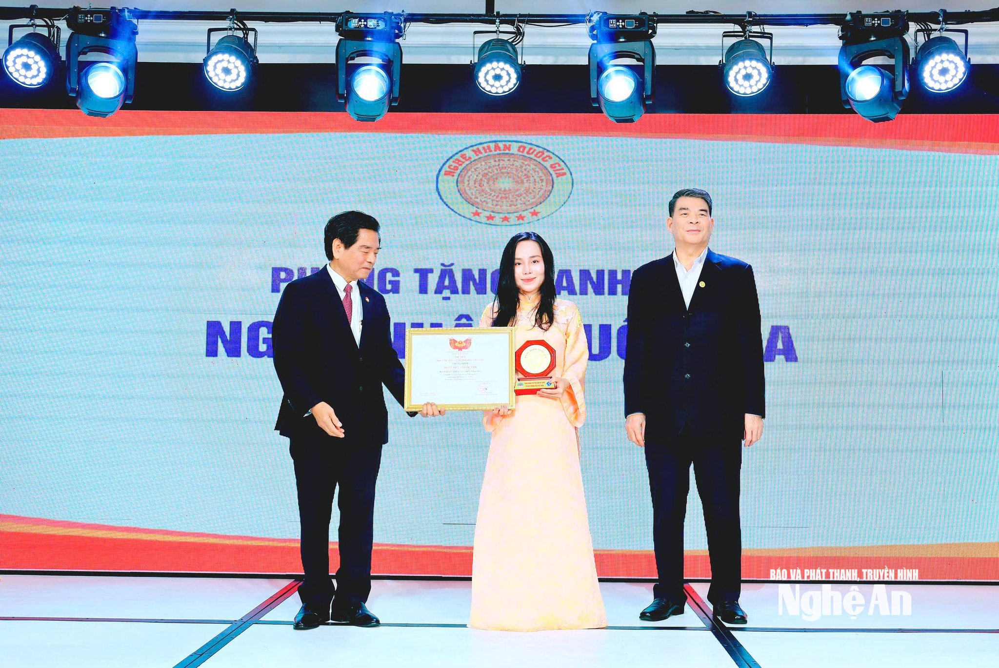 Lê Thảo My đón nhận danh hiệu Nghệ nhân Trà quốc gia. Ảnh NVCC
