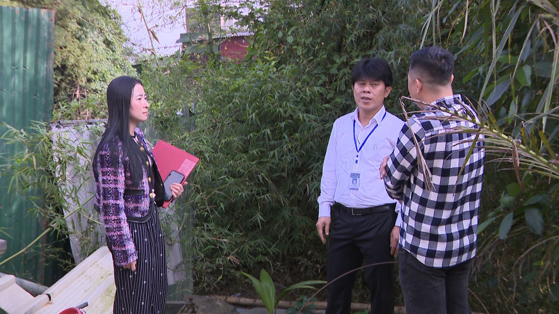 Cán bộ phường Vinh Phú khảo sát nhu cầu chuyển mục đích sử dụng đất của các hộ dân.