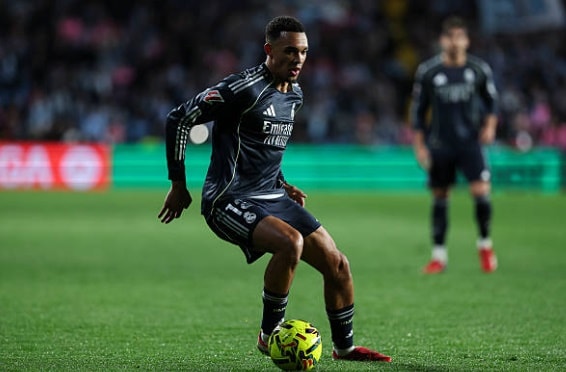 Trent Alexander-Arnold gặp khó khăn trong phòng ngự