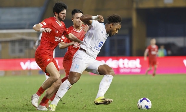 Kyle Colonna tranh chấp với Nguyễn Xuân Son