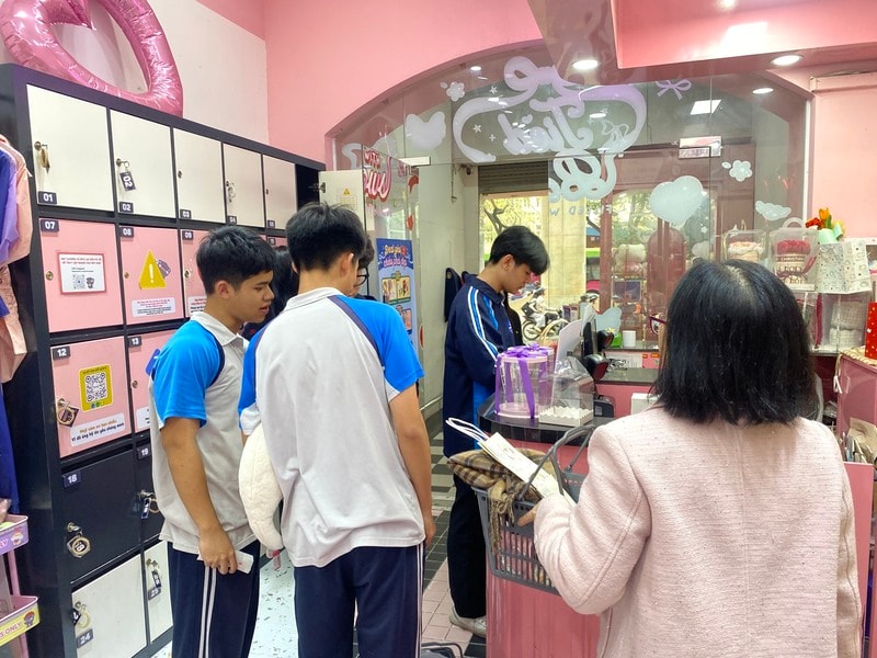 Khách hàng trẻ tham khảo và lựa chọn các set quà tặng tại cửa hàng ở Hà Nội.
