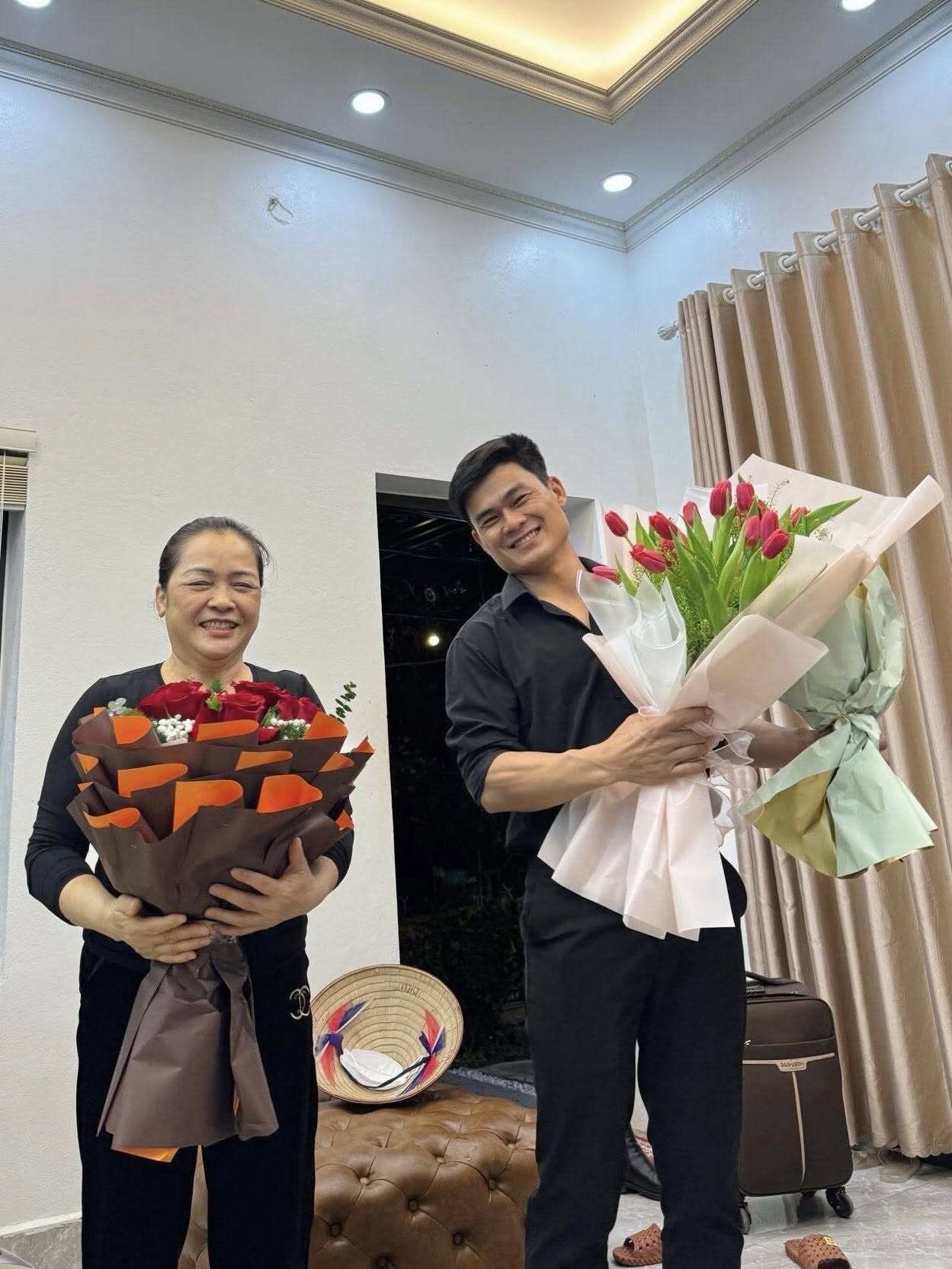 Đại úy Thăng Văn Cương bên mẹ Hòa Minzy