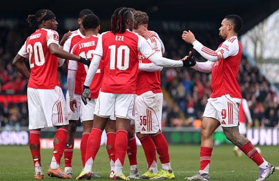 Arsenal s'impose de justesse face à Mansfield Town (2-1) : le moment où un joueur vedette a sauvé les Gunners.