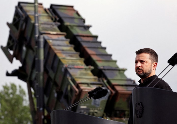 Tổng thống Zelensky tìm hiểu hoạt động đào tạo binh sỹ vận hành hệ thống Patriot.