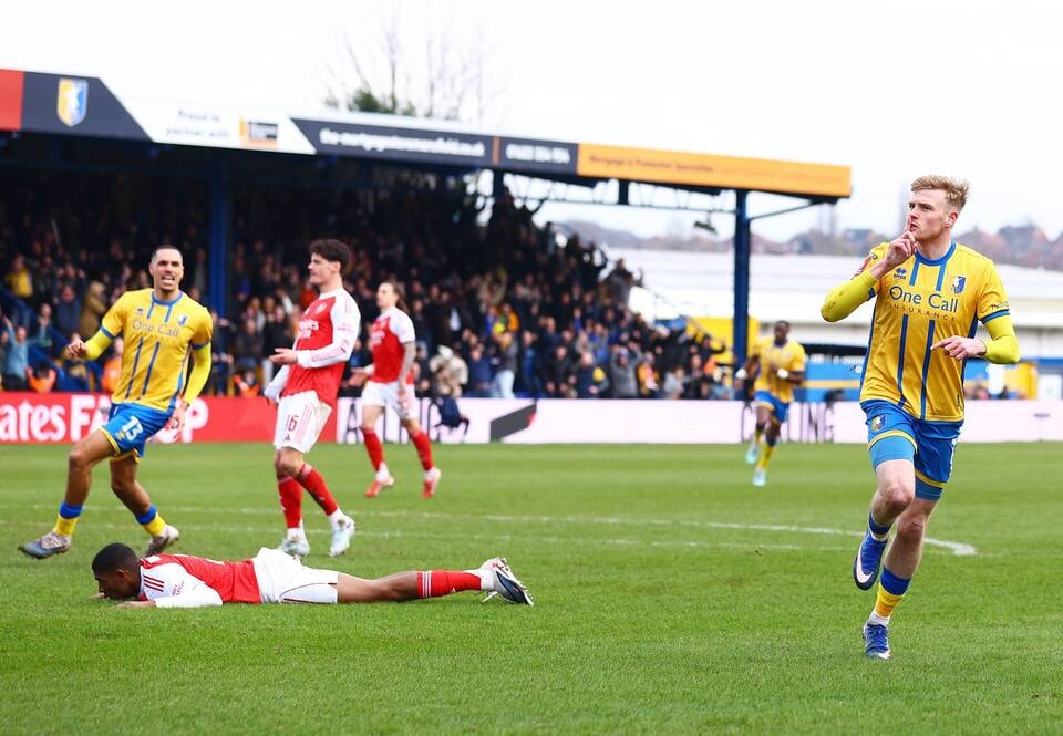 Các cầu thủ Mansfield Town thi đấu đầy nỗ lực trước đối thủ mạnh Arsenal.
