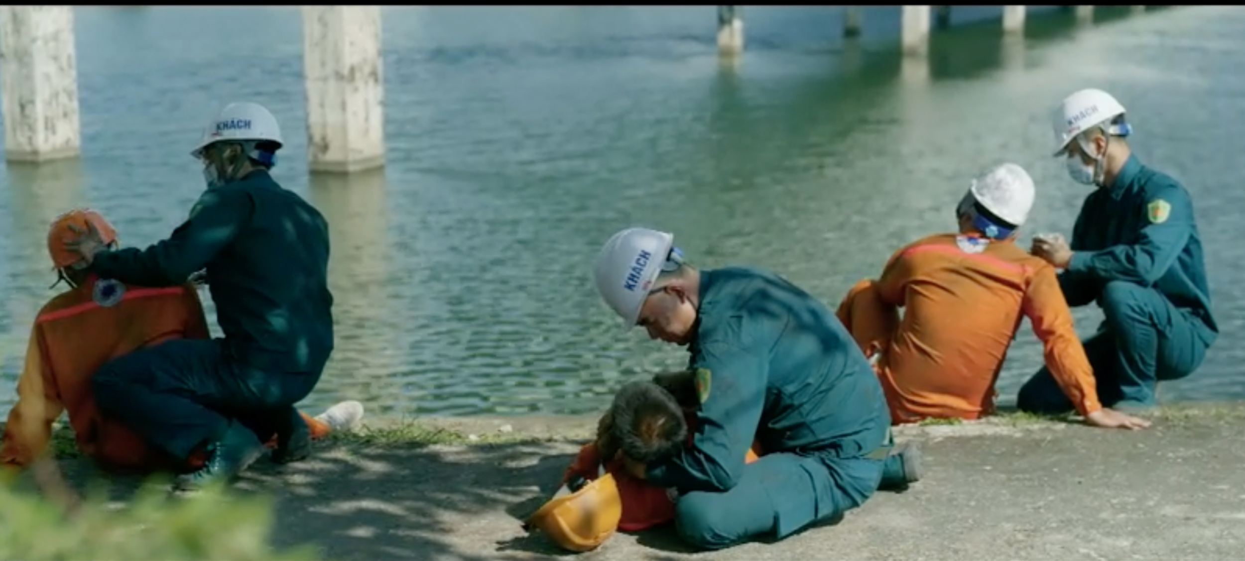 Cảnh giải cứu Lam Anh khỏi khói độc