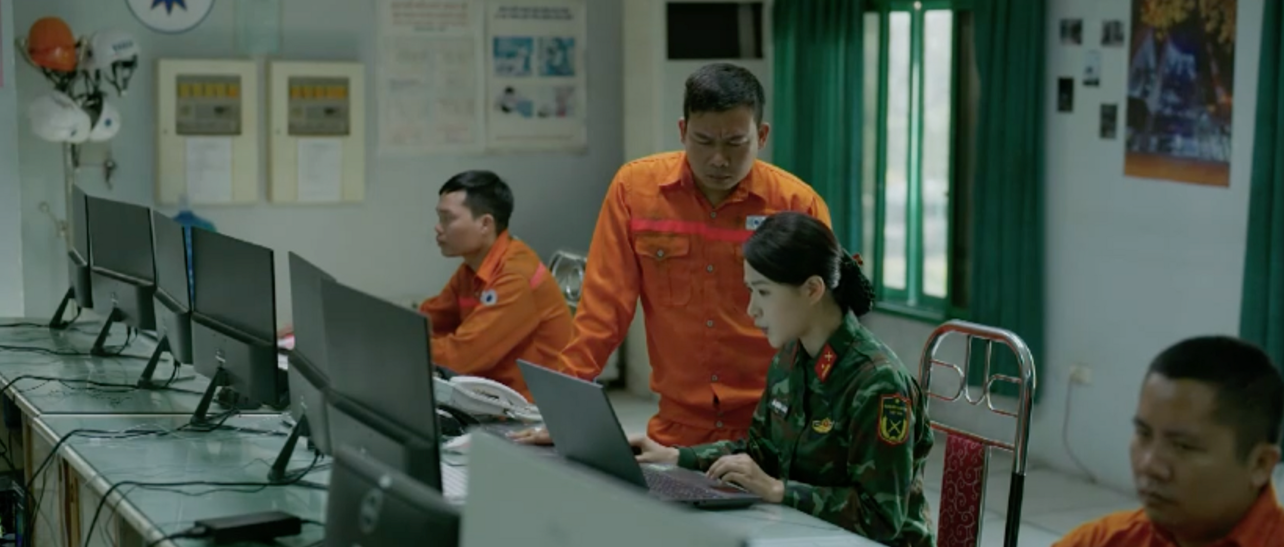 Lực lượng chức năng tiếp cận hiện trường vụ cháy