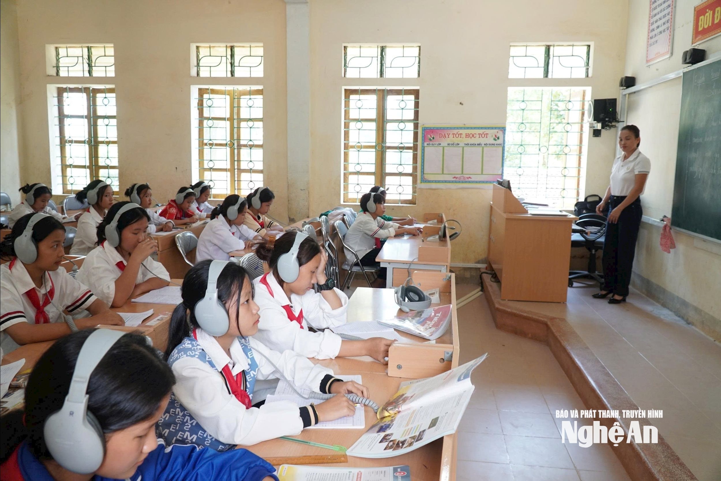 Tiết học của học sinh Trường Phổ thông DTBT Tiểu học và THCS Nậm Càn (nay ở xã Na Ngoi). Ảnh Mỹ Hà