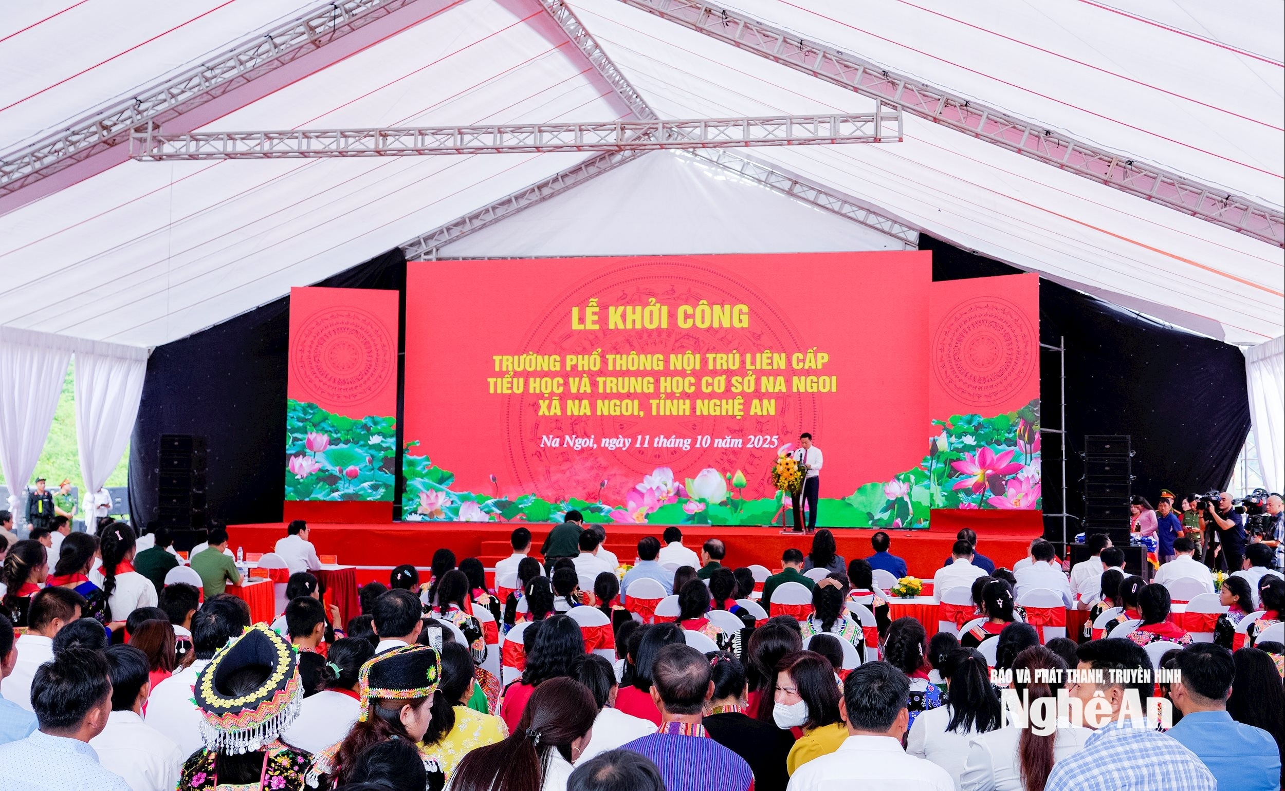 Toàn cảnh Lễ khởi công Trường Phổ thông nội trú liên cấp TH và THCS Na Ngoi. Ảnh Phạm Bằng