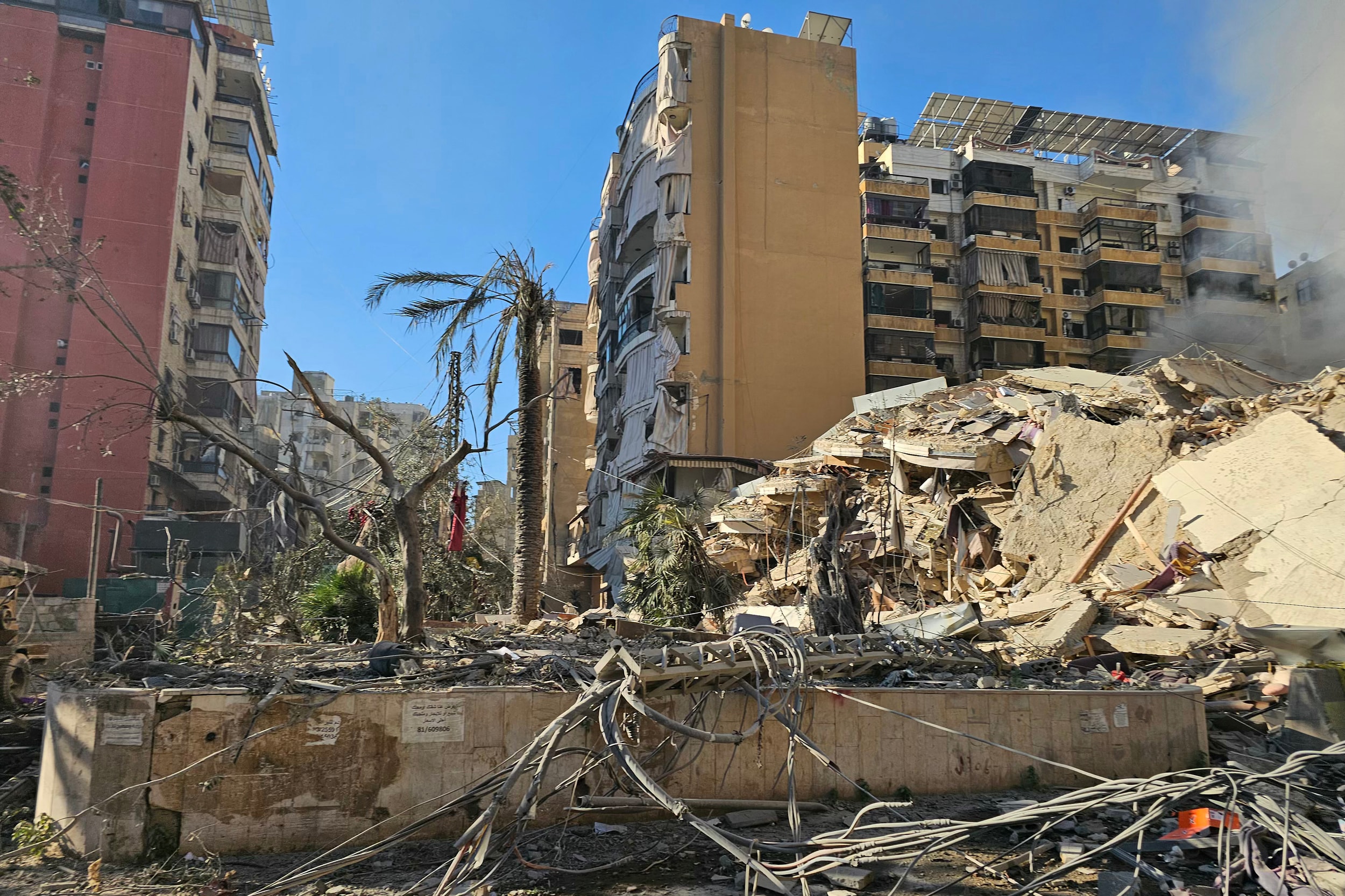 Hiện trường đổ nát sau cuộc không kích của Israel nhắm vào khu dân cư Rweiss, ngoại ô phía Nam hủ đô Beirut, ngày 8/3. Ảnh: AFP