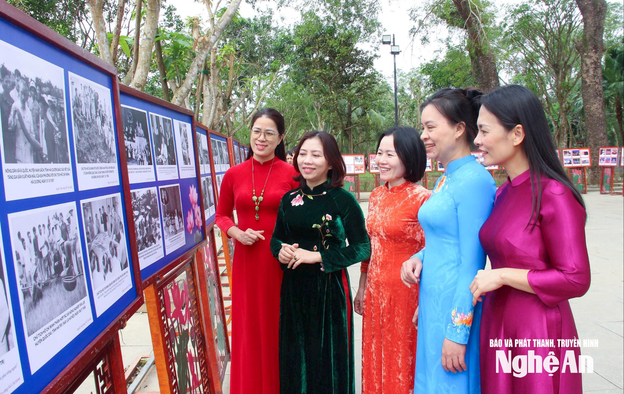 Cán bộ Hội Phụ nữ tỉnh tham quan triễn lãm ảnh về cuộc đời và sự nghiệp Chủ tịch Hồ Chí Minh. Ảnh: Mai Hoa