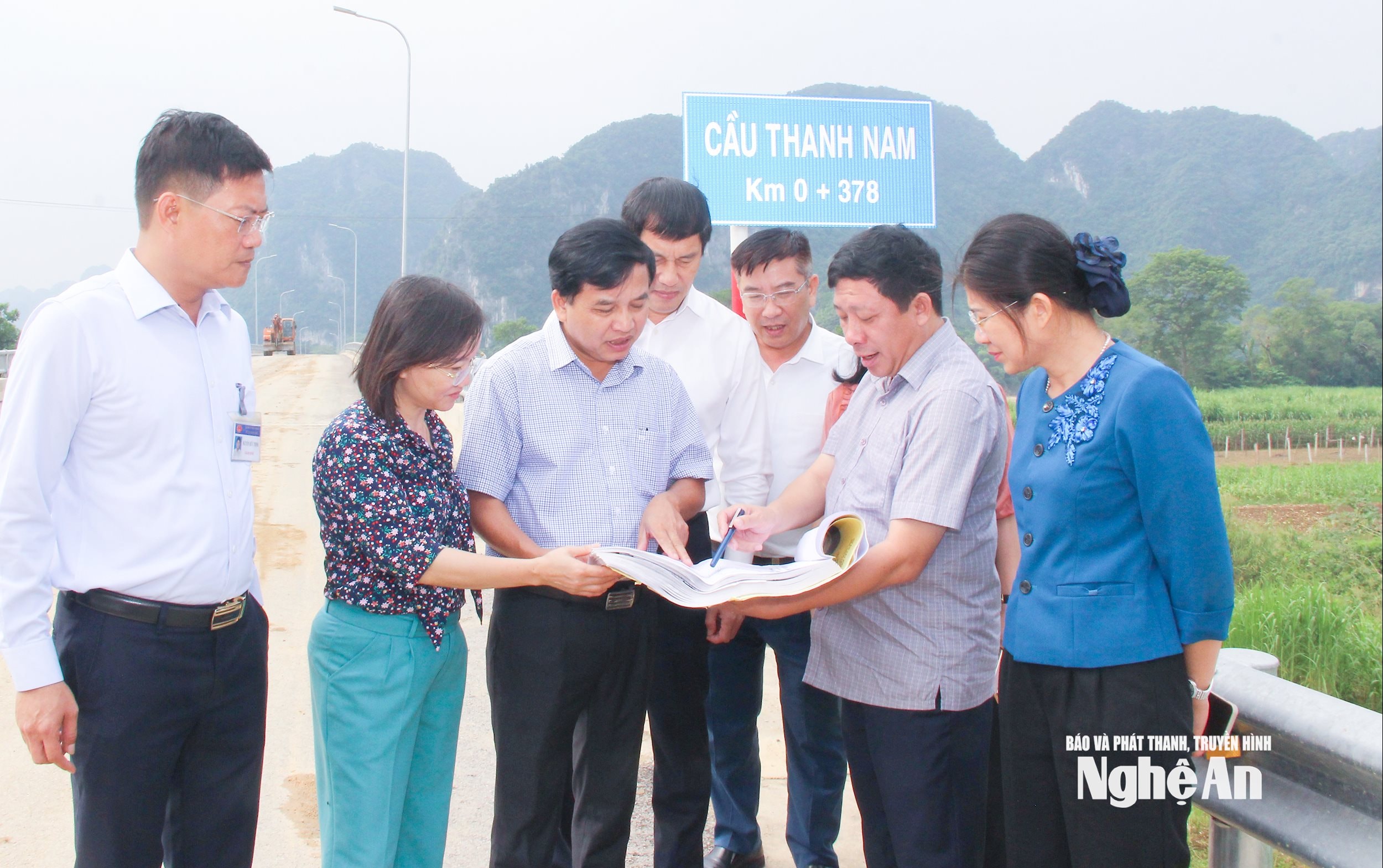 Đoàn giám sát của HĐND tỉnh khảo sát thi công Dự án cầu Thanh Nam, bắc qua sông Lam. Ảnh- Mai Hoa