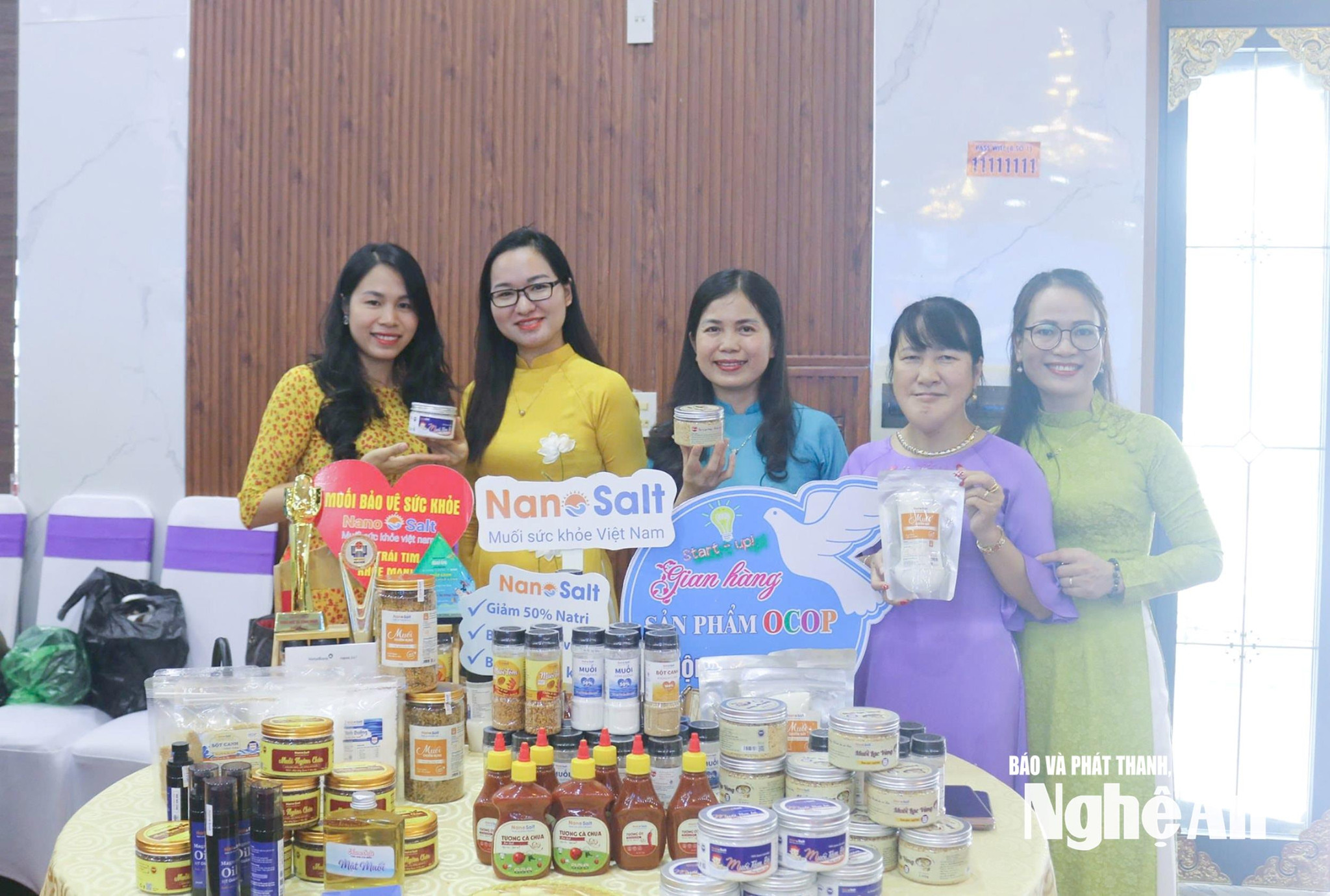 Gian hàng sản phẩm khởi nghiệp của phụ nữ xã Quỳnh Lưu. Ảnh: Mai Hoa