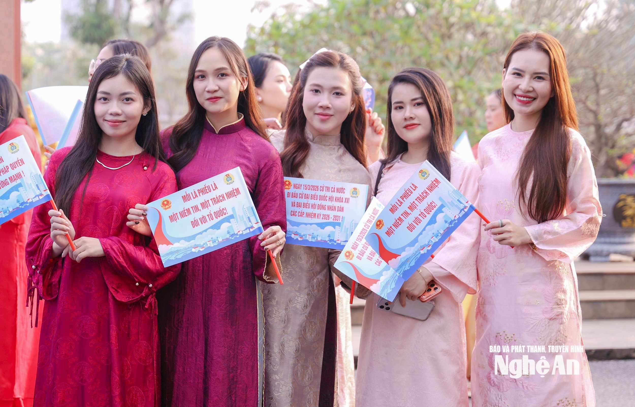 Các PV Báo và Phát thanh truyền hình duyên dáng trong tà áo dài tại ngày hội. Ảnh: Đức Anh