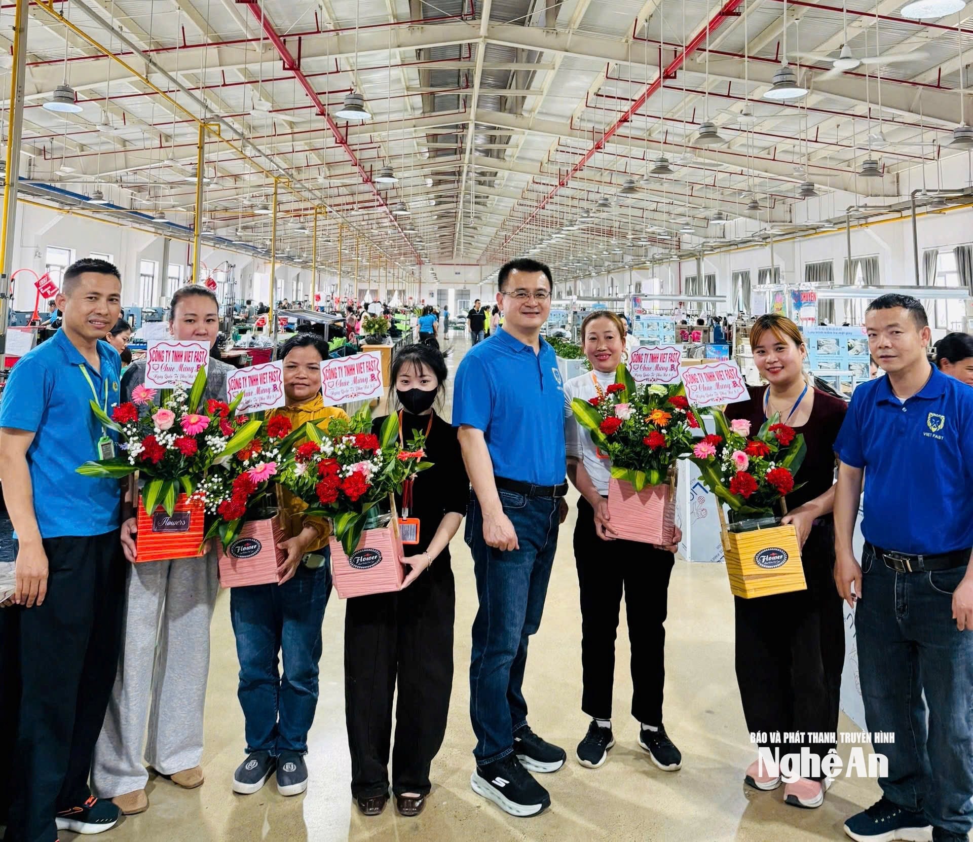 công nhân nữ ngày 8:3 Ảnh CSCC7