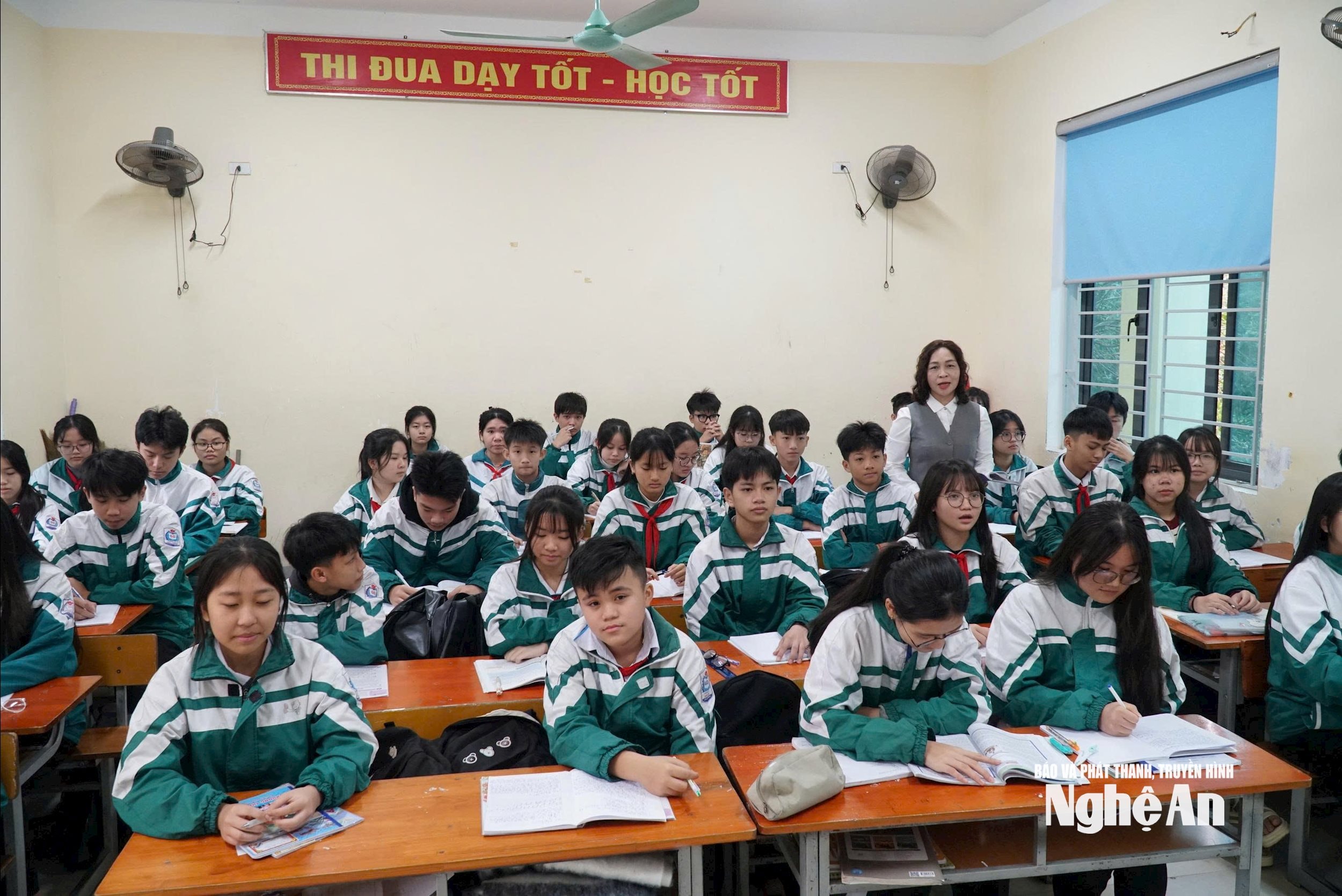 Giờ học của học sinh lớp 9A, Trường THCS Hải Hòa, phường Cửa Lò. Ảnh: Mỹ Hà