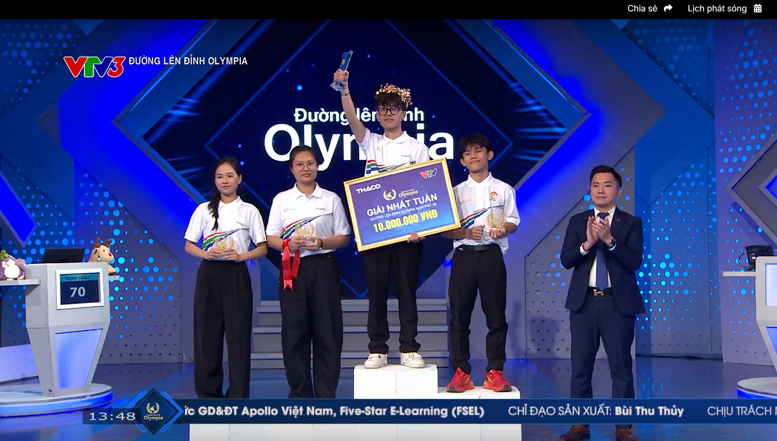 Gia Bảo nhận vòng nguyệt quế