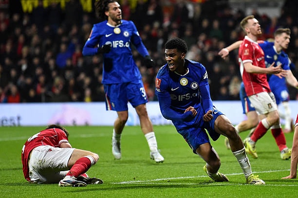 Josh Acheampong ăn mừng bàn thắng quan trọng giúp Chelsea gỡ hòa