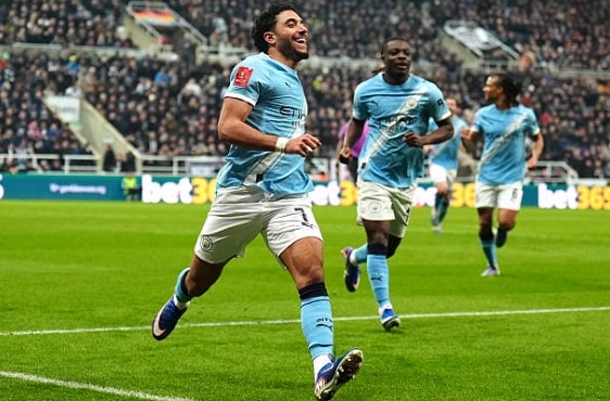 Omar Marmoush ăn mừng bàn thắng giúp Man City giành quyền đi tiếp tại FA Cup.