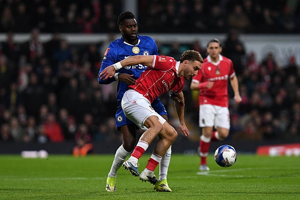 Benoit Badiashile thi đấu thiếu an toàn trước các tiền đạo Wrexham