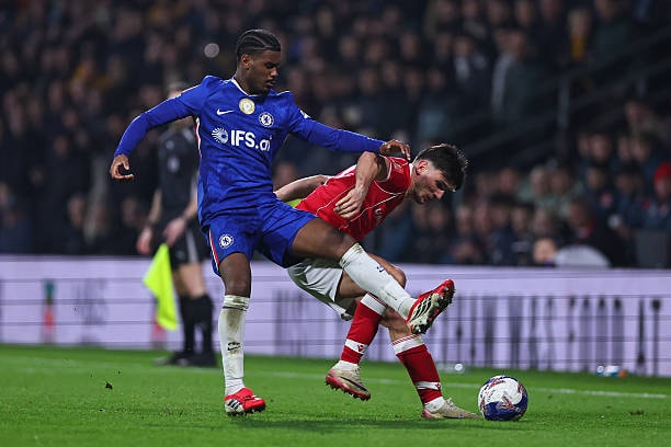Jorrel Hato thi đấu ổn định nơi hàng thủ Chelsea