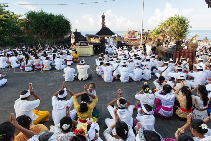 Người dân thực hiện nghi lễ truyền thống tại Bali
