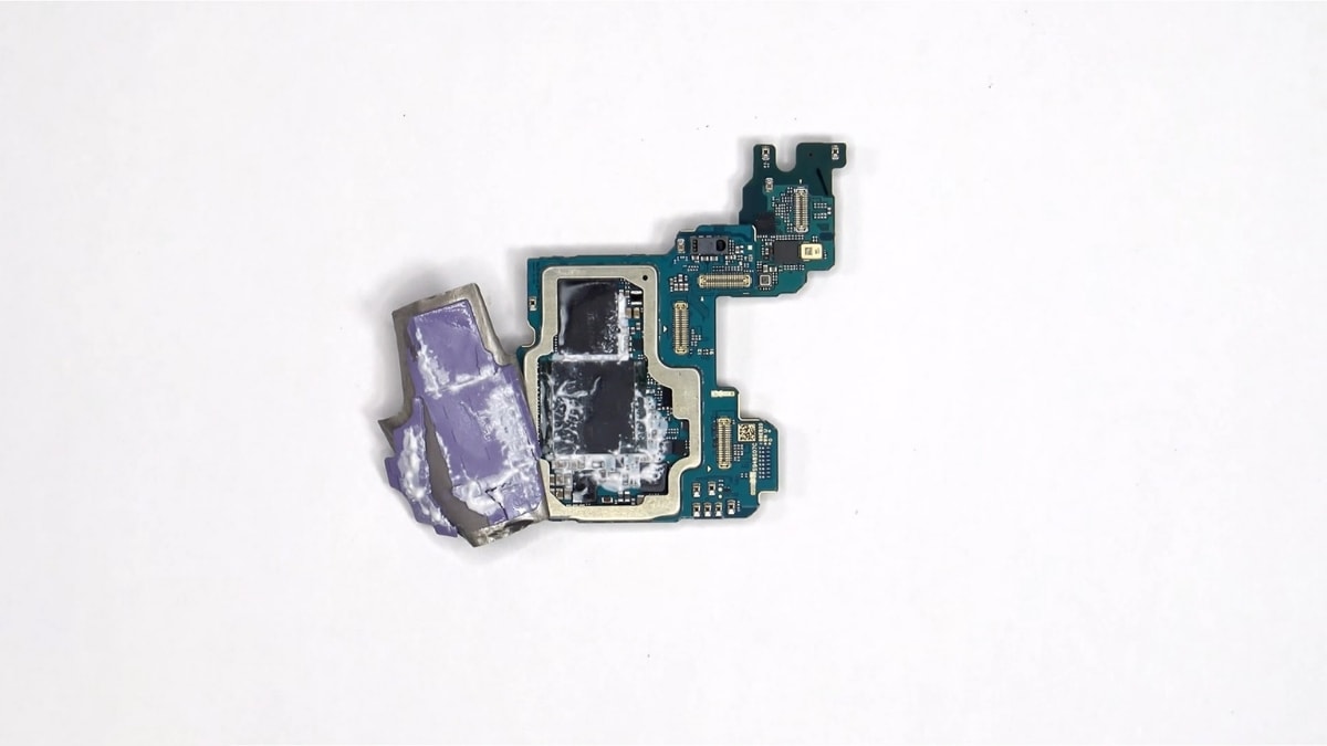 Galaxy S26 Ultra có lớp keo tản nhiệt được bôi trực tiếp lên cụm chip nhớ lưu trữ và RAM