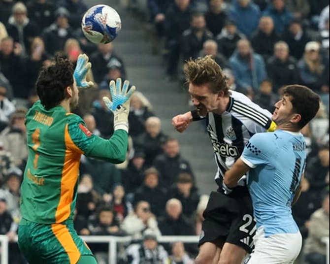 Trafford (6 điểm): Có vài khoảnh khắc xử lý bóng thiếu tự tin.