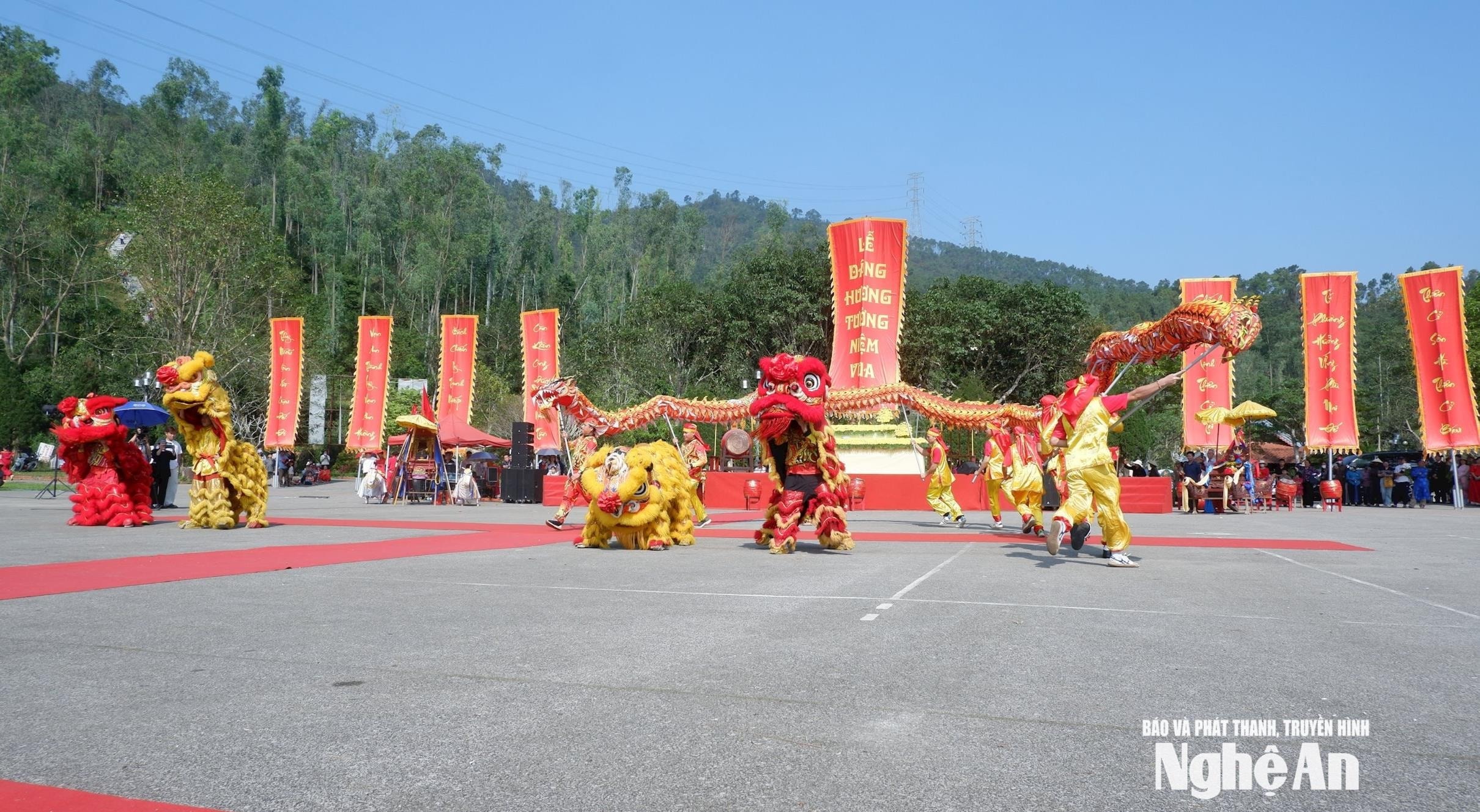 Màn biểu diễn nghệ thuật múa rồng lân tại Lễ khai mạc Lễ hội Đền Vua Mai năm 2026. Ảnh- Hồng Sương