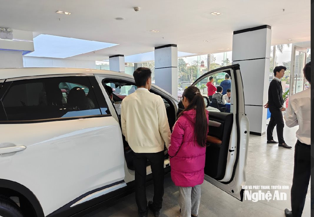 Khách hàng quan tâm hơn về xe ô tô điện những ngày gần đây. (Ảnh chụp tại đại lý bán ô tô điện phường Vinh Phú). Ảnh: Văn Trường