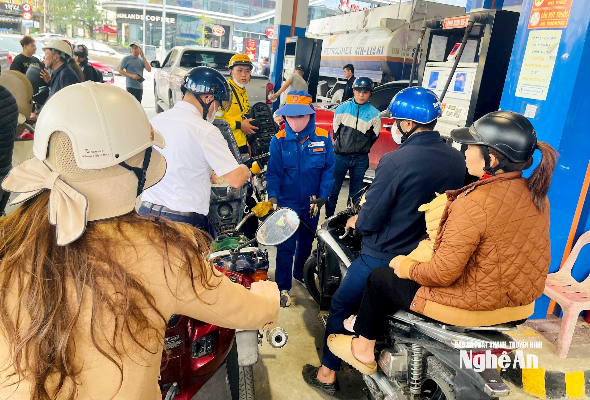 Nhân viên cây xăng làm việc liên tục vì lượng khách tăng đột biến. Ảnh: Quang An