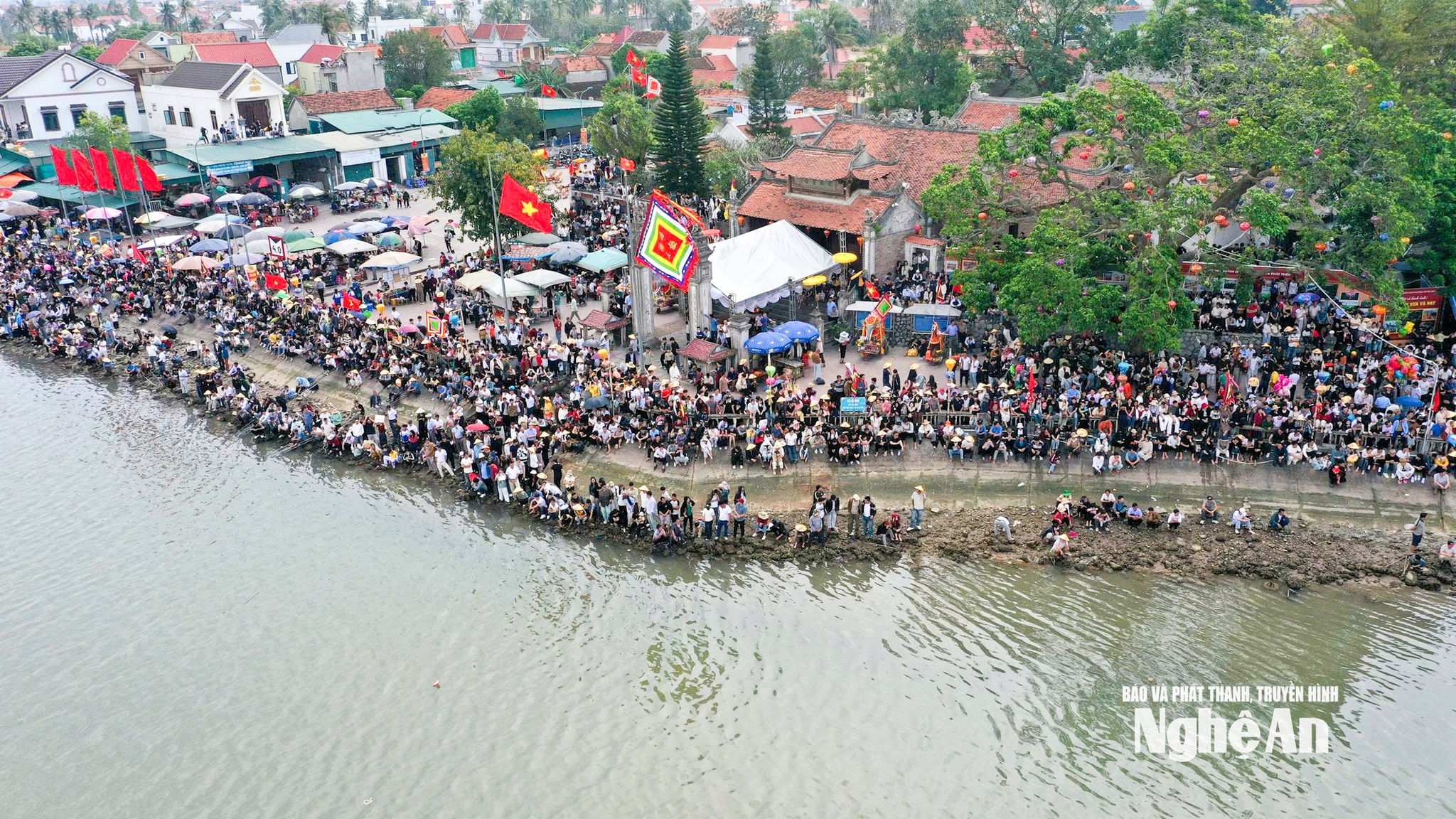 Đông đảo người dân xem đua thuyền