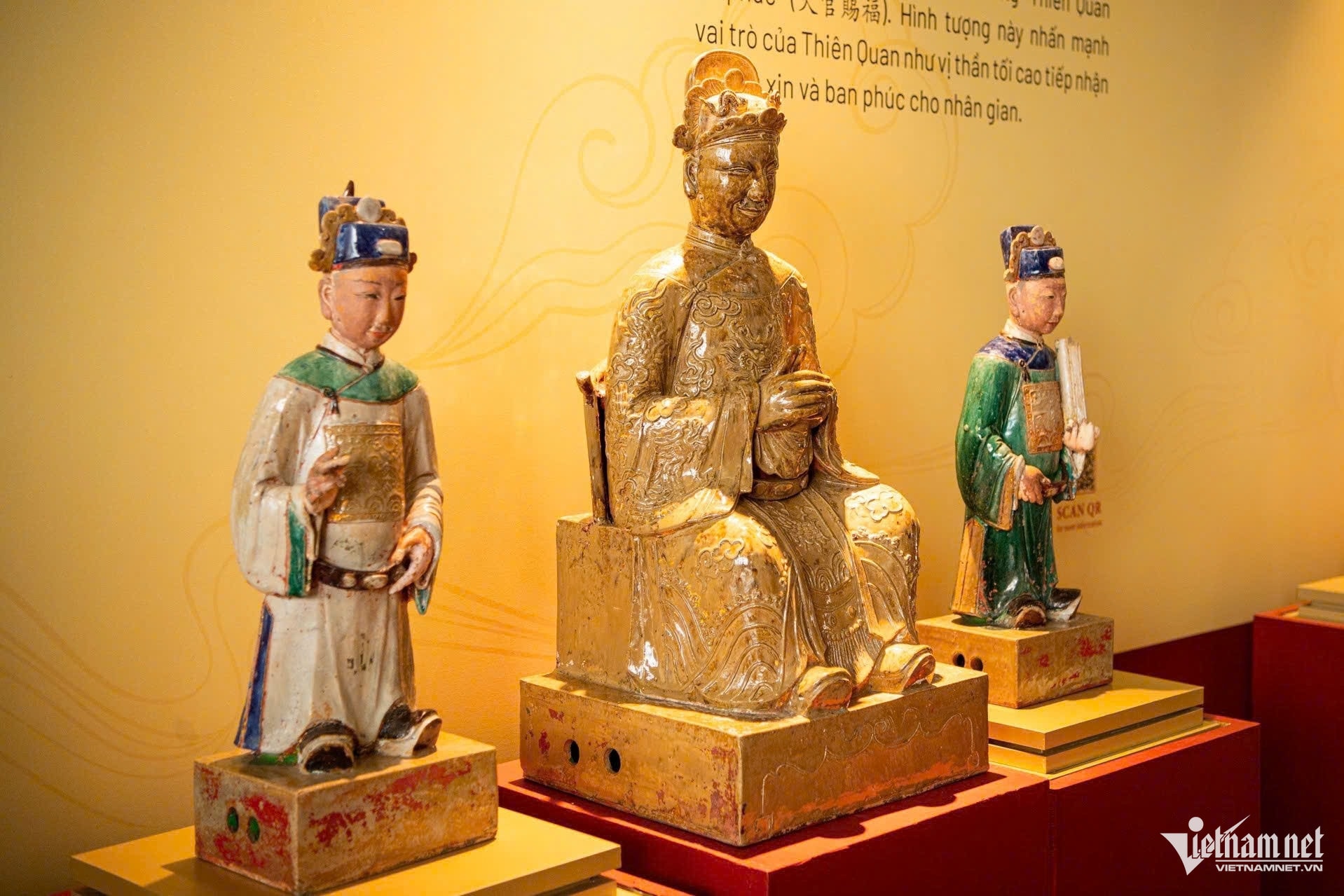 Bộ tượng gốm men nhiều màu Tam quan Đại đế đại diện cho dòng gốm Sài Gòn.