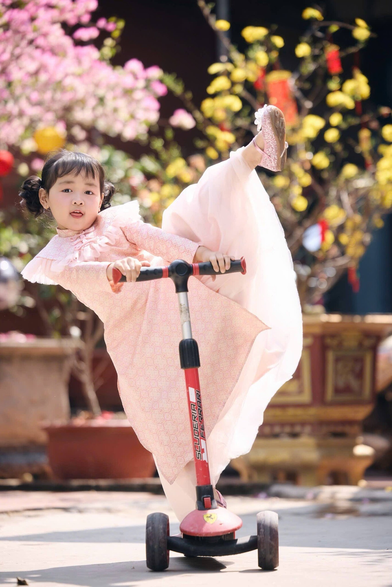 Bé gái được đồn là con của Hòa Minzy thực chất là cháu ruột của nữ ca sĩ.