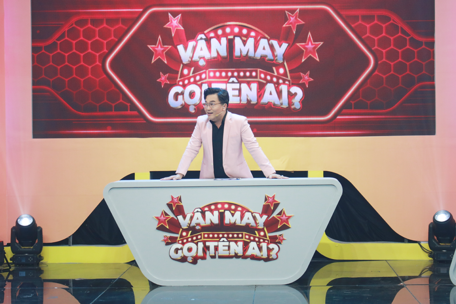 MC Đại Nghĩa giữ vai trò kết nối và là người duy nhất nắm rõ bảng xếp hạng bí mật của các thí sinh.